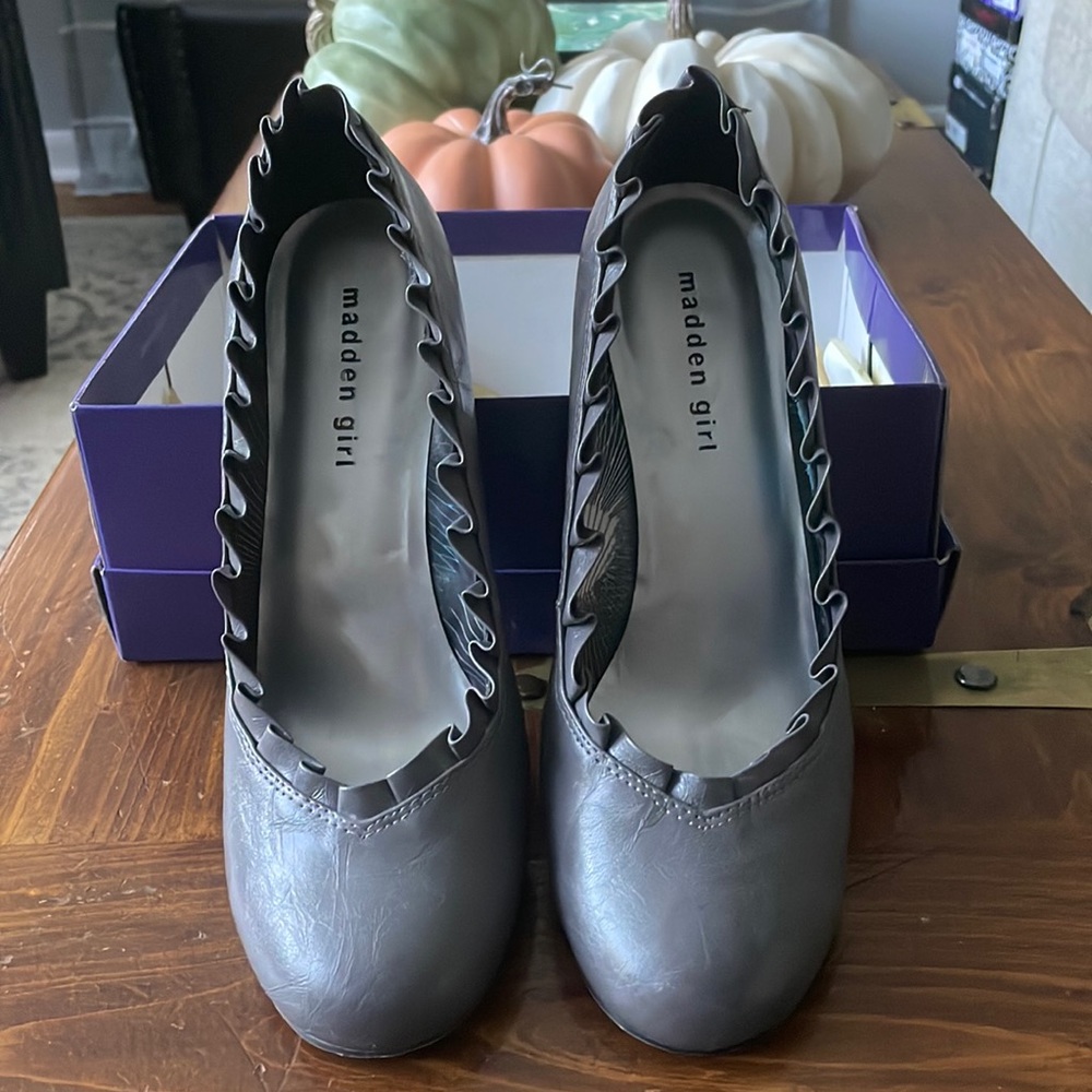 Gray Madden Girl pumps